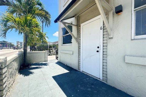 Villa ou maison à louer à Miami, Floride: 442.59 m2 № 1839447 - photo 17