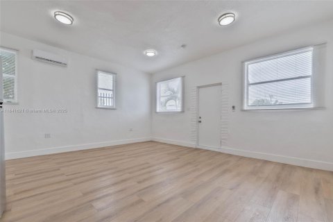 Villa ou maison à louer à Miami, Floride: 442.59 m2 № 1839447 - photo 15