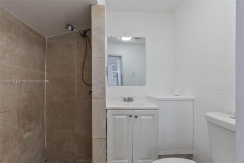 Villa ou maison à louer à Miami, Floride: 442.59 m2 № 1839447 - photo 13