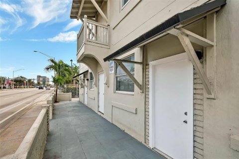 Villa ou maison à louer à Miami, Floride: 442.59 m2 № 1839447 - photo 20