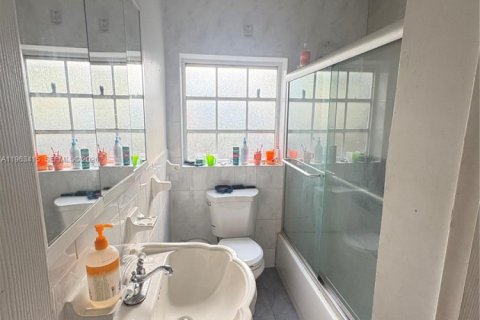 Villa ou maison à vendre à Hollywood, Floride: 2 chambres, 87.98 m2 № 2025303 - photo 12