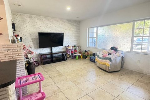 Villa ou maison à vendre à Hollywood, Floride: 2 chambres, 87.98 m2 № 2025303 - photo 9