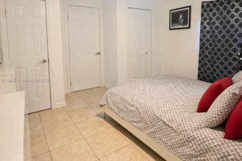 Villa ou maison à vendre à Hollywood, Floride: 2 chambres, 87.98 m2 № 2025303 - photo 11