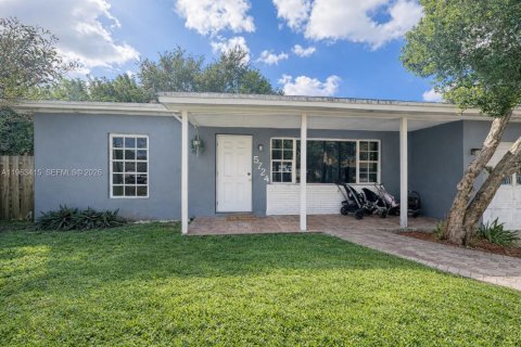 Villa ou maison à vendre à Hollywood, Floride: 2 chambres, 87.98 m2 № 2025303 - photo 2