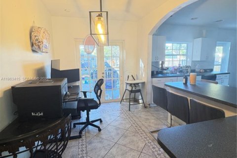 Villa ou maison à vendre à Hollywood, Floride: 2 chambres, 87.98 m2 № 2025303 - photo 10