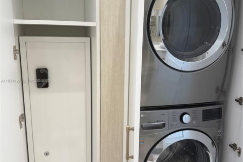 Condo in Miami, Florida, 1 bedroom № 1990022 - photo 10