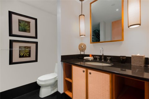 Condo in Miami Beach, Florida, 2 bedrooms  № 2022967 - photo 19
