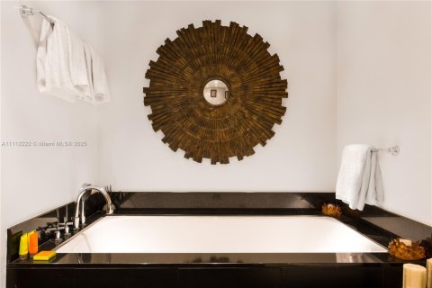 Condo in Miami Beach, Florida, 2 bedrooms  № 2022967 - photo 15