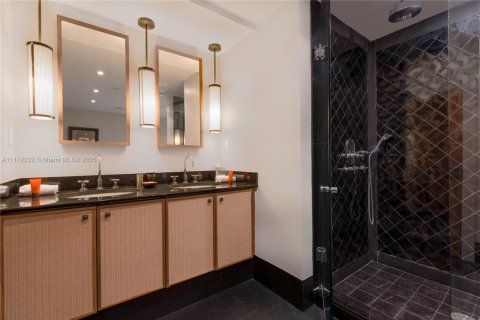 Condo in Miami Beach, Florida, 2 bedrooms  № 2022967 - photo 16