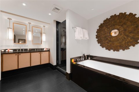 Condo in Miami Beach, Florida, 2 bedrooms  № 2022967 - photo 14