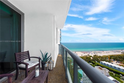 Condo in Miami Beach, Florida, 2 bedrooms  № 2022967 - photo 2