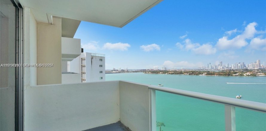 Кондоминиум с 1 спальней в Майами-Бич, Флорида № 1982172