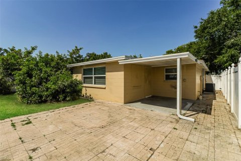 House in New Port Richey, Florida 3 bedrooms, 124.95 sq.m. № 2094909 - photo 20