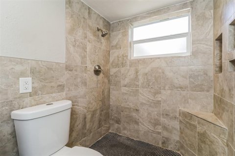 House in New Port Richey, Florida 3 bedrooms, 124.95 sq.m. № 2094909 - photo 11