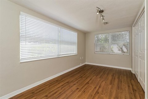 House in New Port Richey, Florida 3 bedrooms, 124.95 sq.m. № 2094909 - photo 17