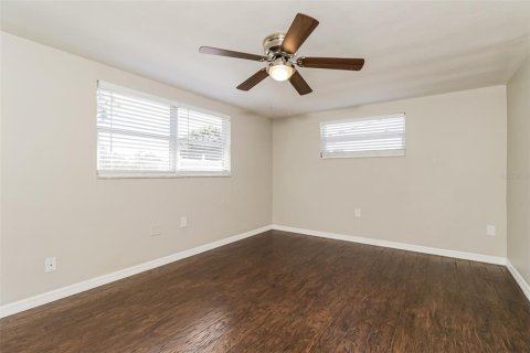 House in New Port Richey, Florida 3 bedrooms, 124.95 sq.m. № 2094909 - photo 9