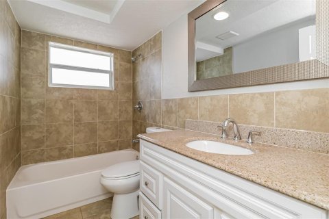 House in New Port Richey, Florida 3 bedrooms, 124.95 sq.m. № 2094909 - photo 18
