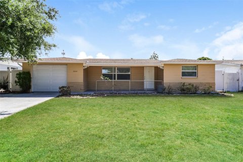 House in New Port Richey, Florida 3 bedrooms, 124.95 sq.m. № 2094909