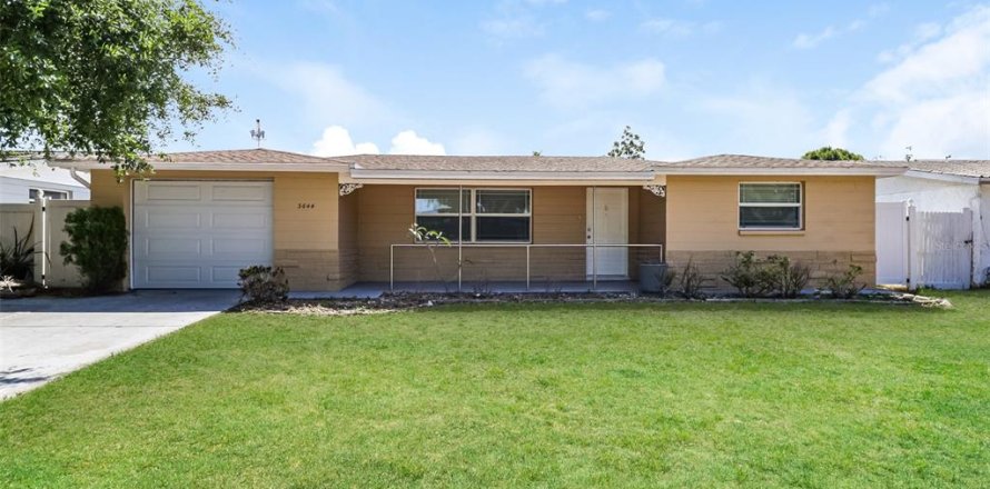 House in New Port Richey, Florida 3 bedrooms, 124.95 sq.m. № 2094909