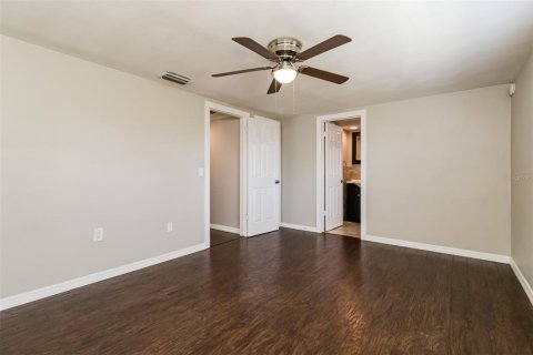 House in New Port Richey, Florida 3 bedrooms, 124.95 sq.m. № 2094909 - photo 10