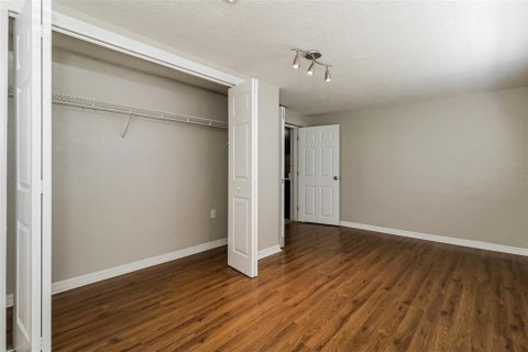 House in New Port Richey, Florida 3 bedrooms, 124.95 sq.m. № 2094909 - photo 14