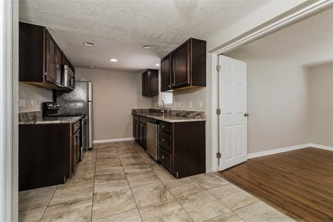 House in New Port Richey, Florida 3 bedrooms, 124.95 sq.m. № 2094909 - photo 8