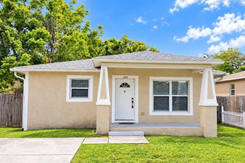 House in Tampa, Florida 3 bedrooms, 111.48 sq.m. № 2351493