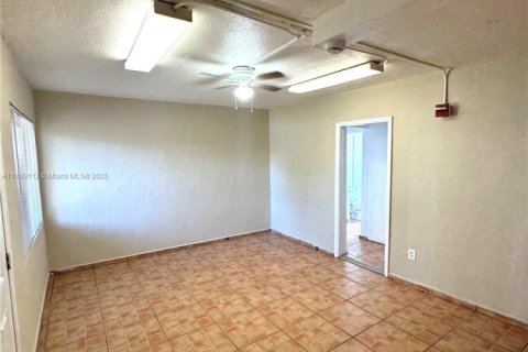 Villa ou maison à louer à Miami, Floride: 1686.73 m2 № 1857112 - photo 3