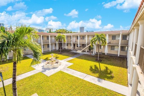 Villa ou maison à louer à Miami, Floride: 1686.73 m2 № 1857112 - photo 1