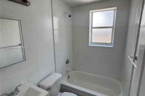 Villa ou maison à louer à Miami, Floride: 1686.73 m2 № 1857112 - photo 5