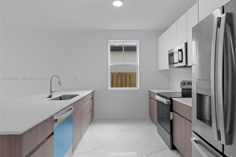 Townhouse in Miami, Florida 4 bedrooms, 206.06 sq.m. № 2054282 - photo 18