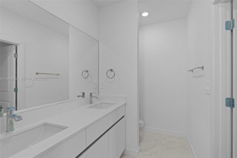 Townhouse in Miami, Florida 4 bedrooms, 206.06 sq.m. № 2054282 - photo 30