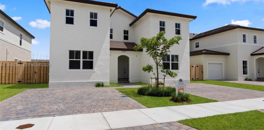 Townhouse in Miami, Florida 4 bedrooms, 206.06 sq.m. № 2054282