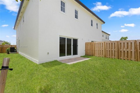 Townhouse in Miami, Florida 4 bedrooms, 206.06 sq.m. № 2054282 - photo 14