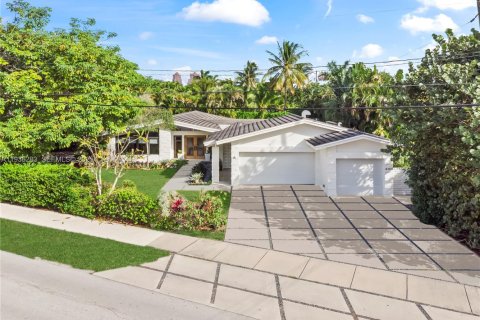 House in Fort Lauderdale, Florida 3 bedrooms, 138.42 sq.m. № 1994414 - photo 1
