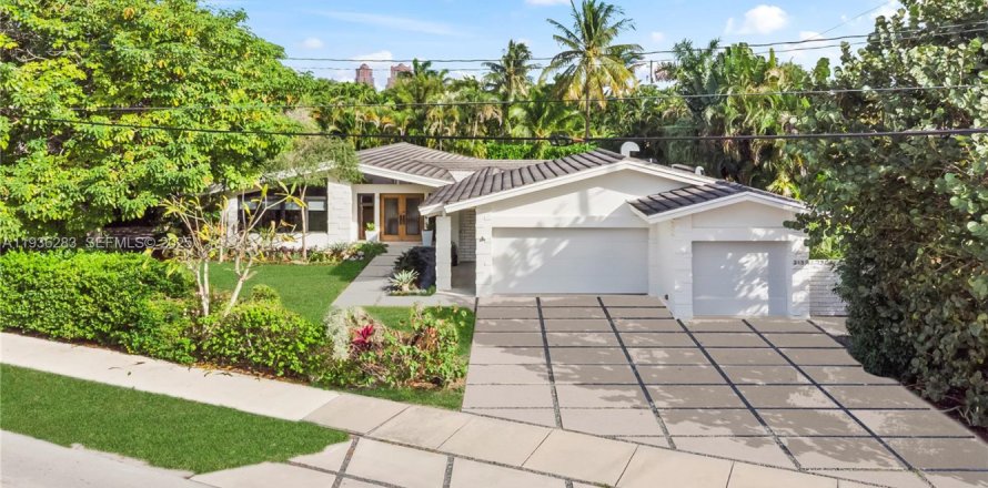 House in Fort Lauderdale, Florida 3 bedrooms, 138.42 sq.m. № 1994414