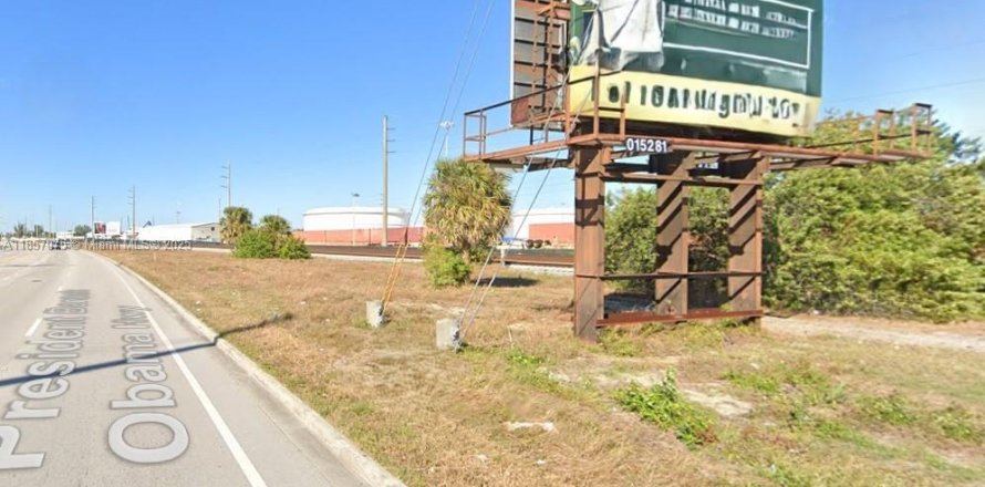Propiedad comercial en Riviera Beach, Florida № 2039828