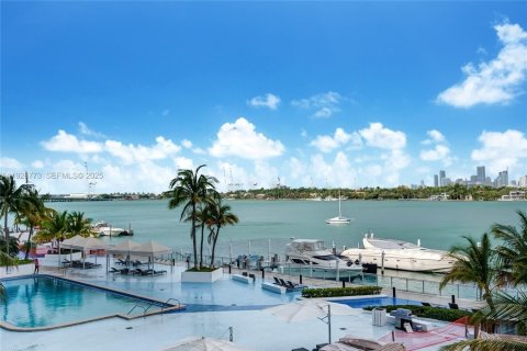 Condominio en Miami Beach, Florida, 2 dormitorios  № 2076861