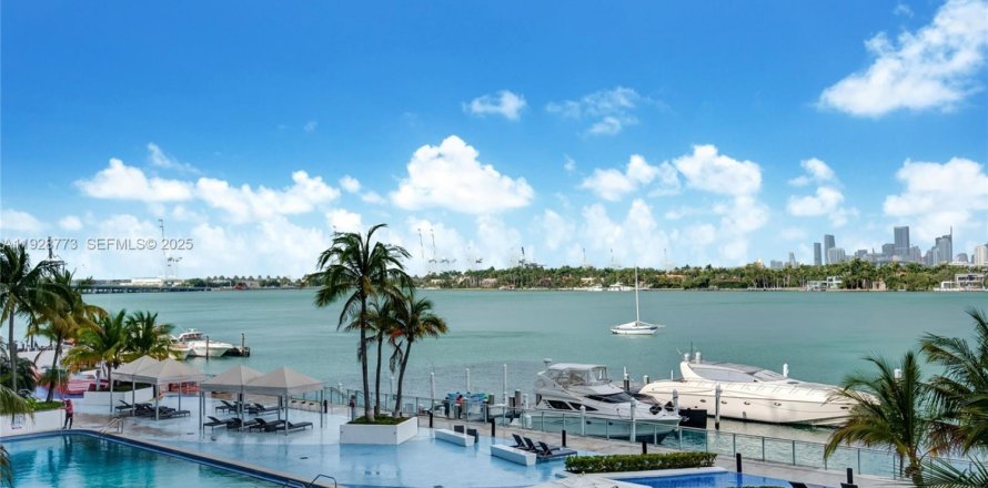Condominio en Miami Beach, Florida, 2 dormitorios № 2076861