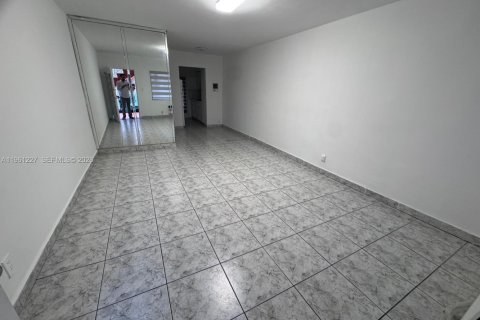 Copropriété à louer à Miami Beach, Floride: 40.78 m2 № 2022126 - photo 2