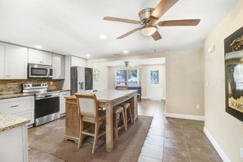 House in Tampa, Florida 4 bedrooms, 206.06 sq.m. № 2420289 - photo 16