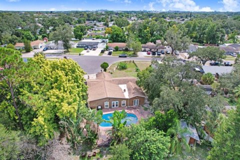 House in Tampa, Florida 4 bedrooms, 206.06 sq.m. № 2420289 - photo 21