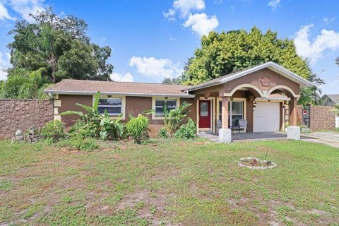 House in Tampa, Florida 4 bedrooms, 206.06 sq.m. № 2420289 - photo 2