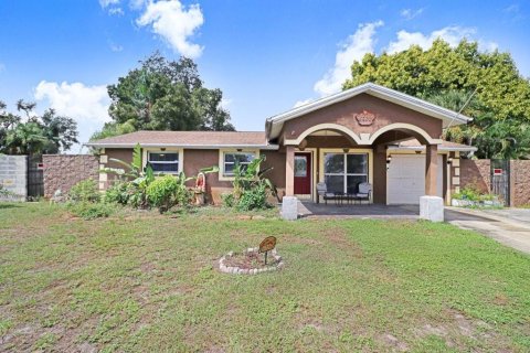 House in Tampa, Florida 4 bedrooms, 206.06 sq.m. № 2420289