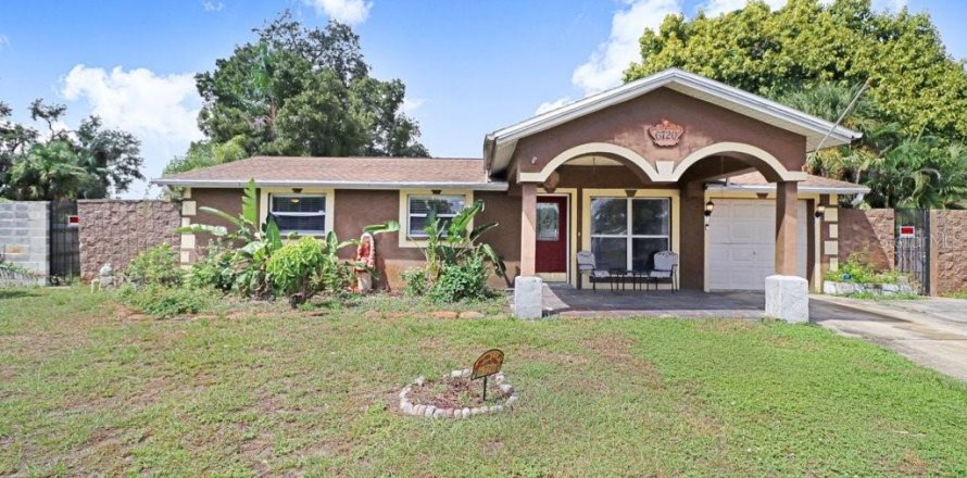 House in Tampa, Florida 4 bedrooms, 206.06 sq.m. № 2420289