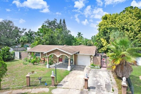 House in Tampa, Florida 4 bedrooms, 206.06 sq.m. № 2420289 - photo 4