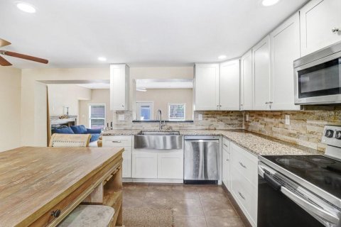House in Tampa, Florida 4 bedrooms, 206.06 sq.m. № 2420289 - photo 15
