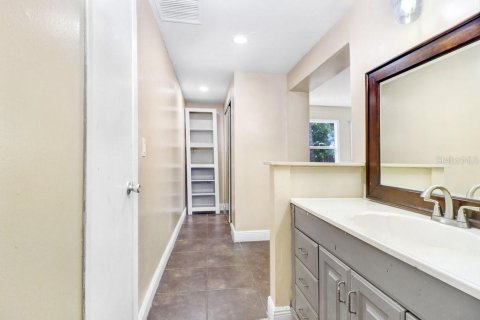 House in Tampa, Florida 4 bedrooms, 206.06 sq.m. № 2420289 - photo 27