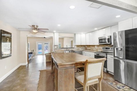 House in Tampa, Florida 4 bedrooms, 206.06 sq.m. № 2420289 - photo 17
