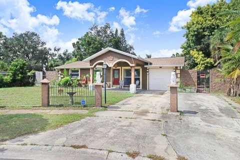 House in Tampa, Florida 4 bedrooms, 206.06 sq.m. № 2420289 - photo 3